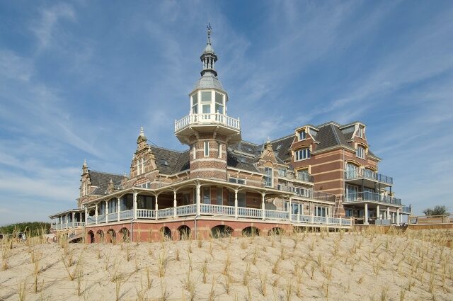 Het Badpaviljoen op de duinen van Domburg