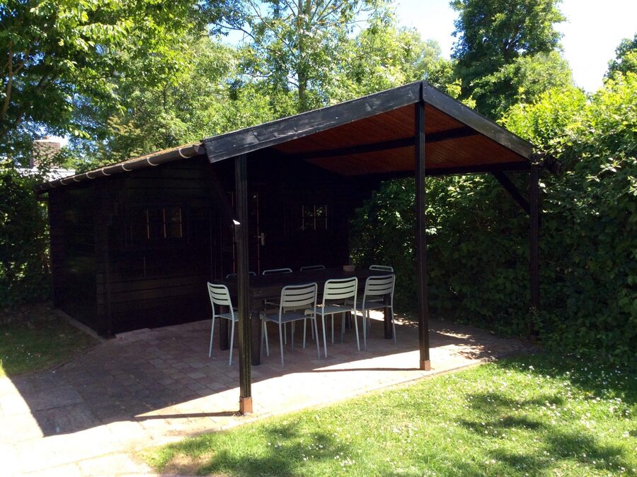 Schuppen mit überdachter Terrasse