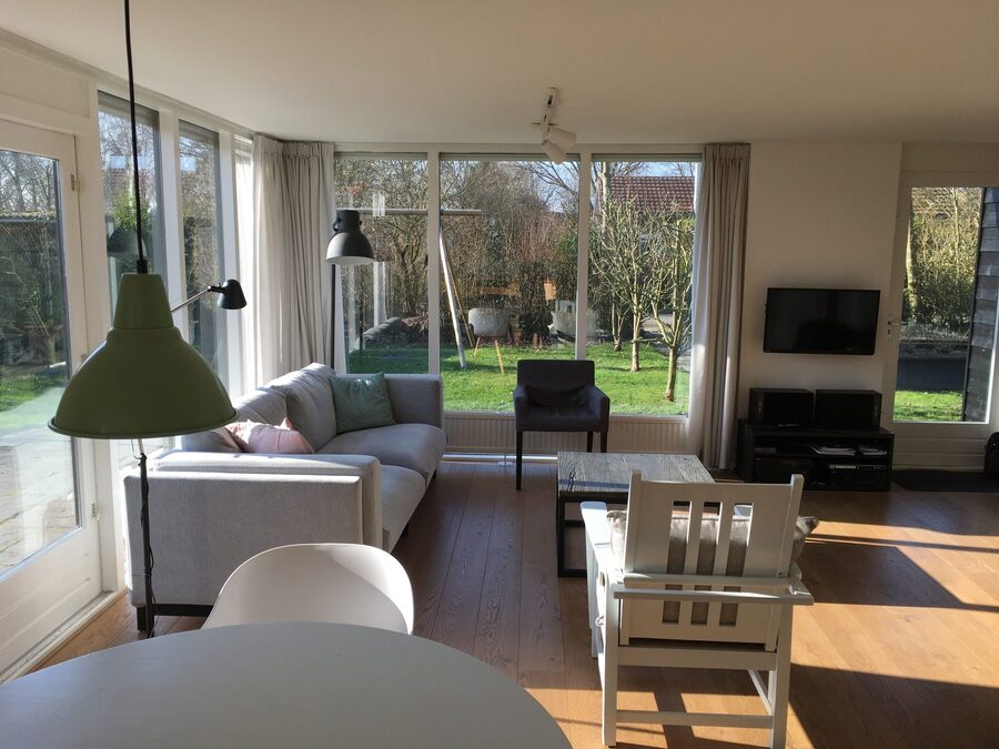 Geräumiges Wohnzimmer