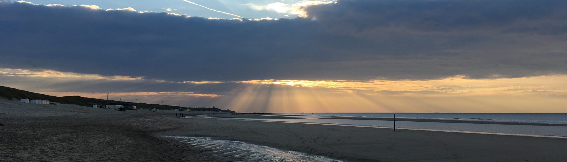 Sonnenuntergang über dem Strand von Oostkapelle